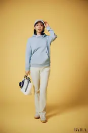 テーラーメイド　ゴルフウエアを着た鈴木愛理