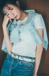 白Tシャツ　デニムコーデ　ベルト　佐藤栞里