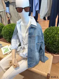 ライトカラーの合わせが爽やかなこちらのマネキンが着ているデニムトラッカージャケット