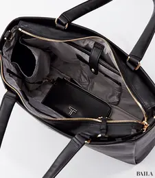 トゥミのファスナーつきトートバッグ