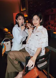 大人なレコードバーにはデコラな【フェミブラウス】で甘さを忍ばせて