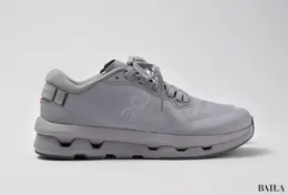 onのスニーカー　クラウドゾーン　歩きやすいスニーカー