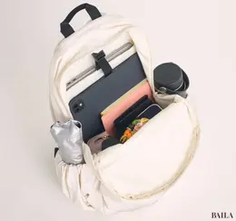 「エミ（emmi）」の撥水リュック　収納力　通勤グッズをバッグに入れた様子