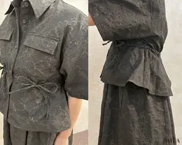 スモッキングワンピース￥4990・ユーティリティシャツ(5分袖)￥2990／GU×rokh（GU）