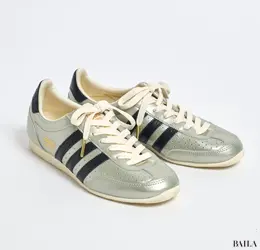 通勤ではきたいアディダスのスニーカー　JAPAN　シルバー