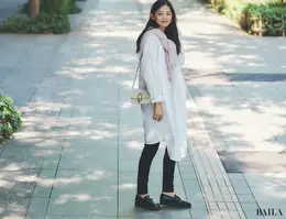 王道モノトーンコーデもローファーでトラッドに昇華