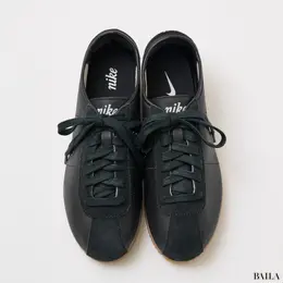 ナイキのスニーカー　黒スニーカー　コルテッツ