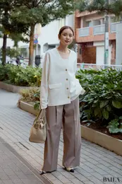 エステルツイルストレッチスラックスパンツ　新作　ノーブル　春　通勤　コーデ　ベージュ