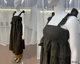 スモッキングワンピース￥4990・ユーティリティシャツ(5分袖)￥2990／GU×rokh（GU）