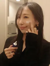 薬用雪肌精 ブライトニング デイケア アドバンスを顔に塗り伸ばした写真