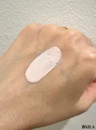 ディオール プレステージ ホワイト ル プロテクター UV ルミエール ロージーグロウを手に伸ばした写真