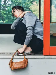 貴島明日香さんが持つ「MIU MIU（ミュウミュウ）」の「ポケット バッグ」