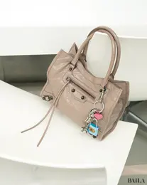 【BALENCIAGA（バレンシアガ）】伝説のバッグが日本限定ミニトートで復活。ポップアップ先行発売のベージュも