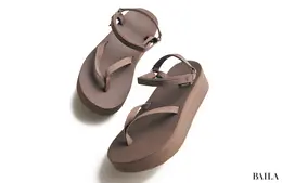 厚底（4.5）￥10230／デッカーズジャパン（テバ）　