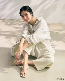 華奢ストラップ＋フラットベアサンダルのコーディネート　新川優愛