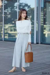 ビームス　新作　パンツ　春　通勤　コーデ　ライトベージュ