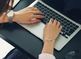 モダンな地金コンビで着慣れたシャツに女らしいツヤ足しを