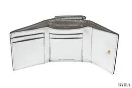 アニヤ・ハインドマーチ　財布の中