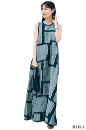 軽素材のミニバッグをラフに持つL'AUBE BLANCディレクター・楫真梨子さん（全身）