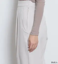 マットストレッチタックバレルパンツ　サイド