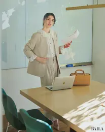 ノーカラーセットアップの登壇コーデ