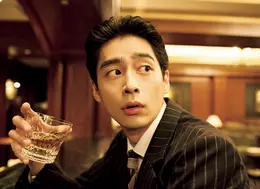 お酒を飲む濱尾ノリタカさん