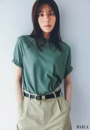 メンズライクな【カーキT】にはテンダーピンクの唇で甘さをオン