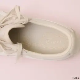 オニツカタイガー　通勤　ベージュスニーカー