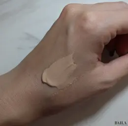 ラ ロッシュ ポゼ UVイデア XL プロテクショントーンアップ ティントを手の甲に伸ばした写真