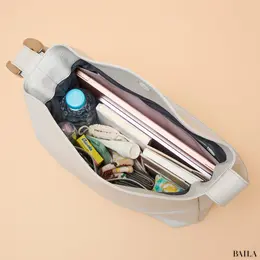 エポイ　タック ワンショルダーバッグ　収納力　通勤グッズをバッグに入れた様子