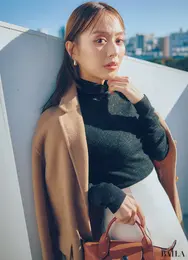 ラメの黒タートルコーデ