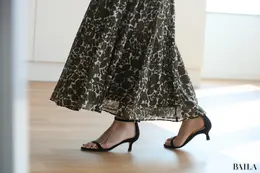 ユニクロの新作シフォンプリーツスカートの着用　足元の寄り