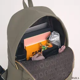 「トフ＆ロードストーン」の リュック　収納力　通勤グッズをバッグに入れた様子