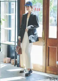 白ワンピ×ジャケットの端正コンビをボアで愛嬌たっぷりに刷新