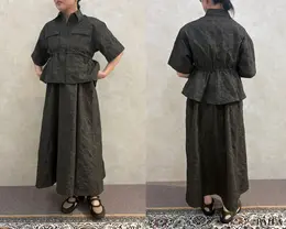 スモッキングワンピース￥4990・ユーティリティシャツ(5分袖)￥2990／GU×rokh（GU）