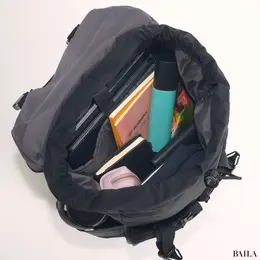 ユニクロ　リュック　収納力　通勤グッズをバッグに入れた様子