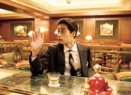 お酒を飲む濱尾ノリタカさん