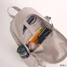 「無印良品」の撥水リュック　収納力　通勤グッズをバッグに入れた様子