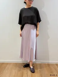 サテンオーバーサイズショートブラウス/5分袖／サテンロングスカート／スクエアフラットシューズ