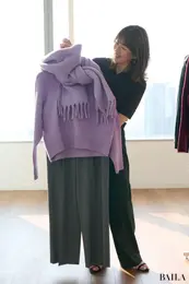 ユニクロ秋新作パープルカラーのニットに同色ストールを巻いた様子