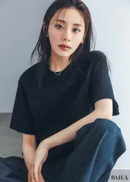 【黒T】に負けないダークリップで存在感を。女度高めな色とTシャツのラフさが好相性