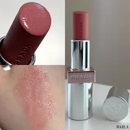 プラダ ライト グローイング リップバーム　フタを開けたところ、テクスチャー、寄りの集合カット