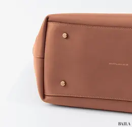 コーチの横長トート　底