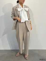 ダブルブレストジャケット￥4990（１月中旬発売予定）・ボウタイブラウス￥2490・ワイドテーパードアンクルパンツ￥2990（１月中旬発売予定）・マシュマロヒールパンプス￥2990／GU