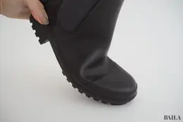 素材・質感：レイン対応でも見た目はしっかり“上品仕上げ”