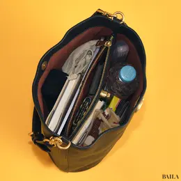 コーチ　ウィロウ ソフト バケット バッグ　収納力　通勤グッズをバッグに入れた様子