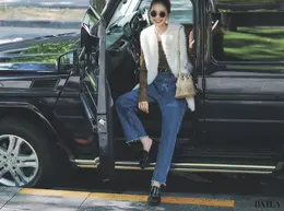 華やぎジレとデニムの軽快さをボリュームローファーでモードに更新