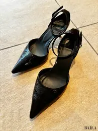 Hoaw.のポインテッドパンプス