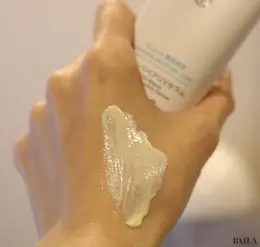 キュレル 潤浸保湿 スキンリペアUVセラムを手の甲に伸ばした写真