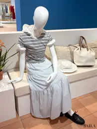 ストライプのティアードスカートにマルチボーダーのTシャツをあわせた、柄×柄のコーデ